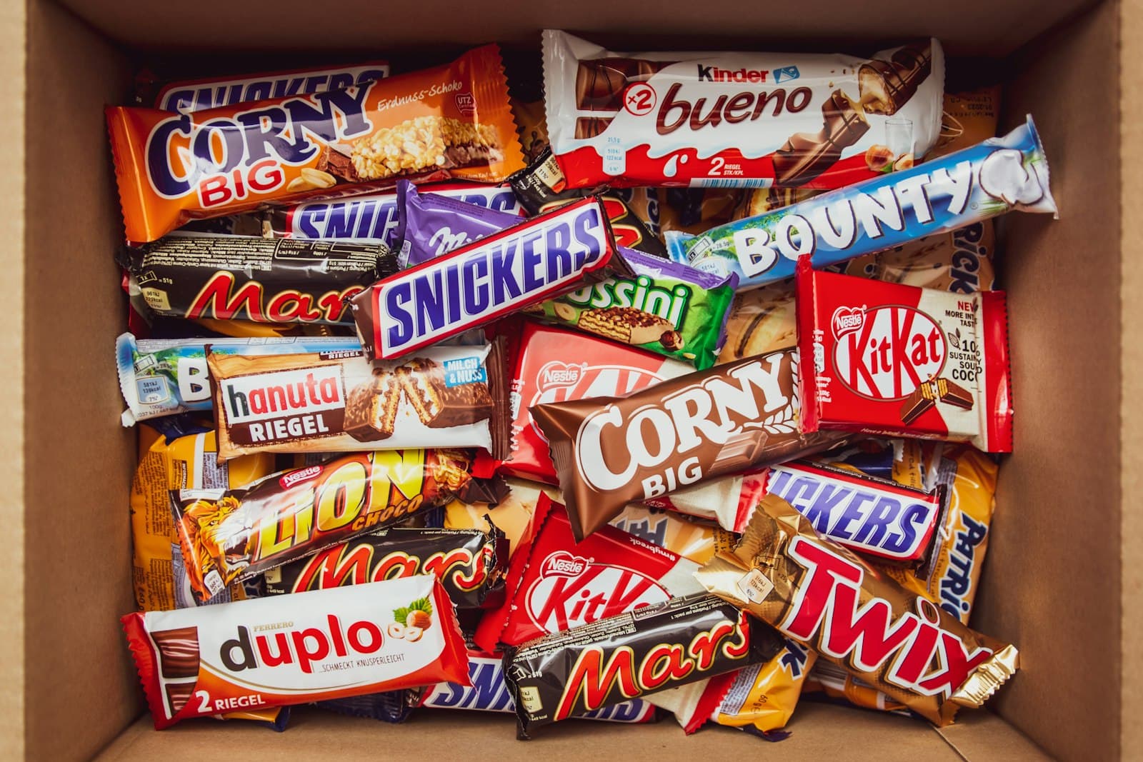 Auswahl an Schokoriegeln und Snacks für Snackautomaten